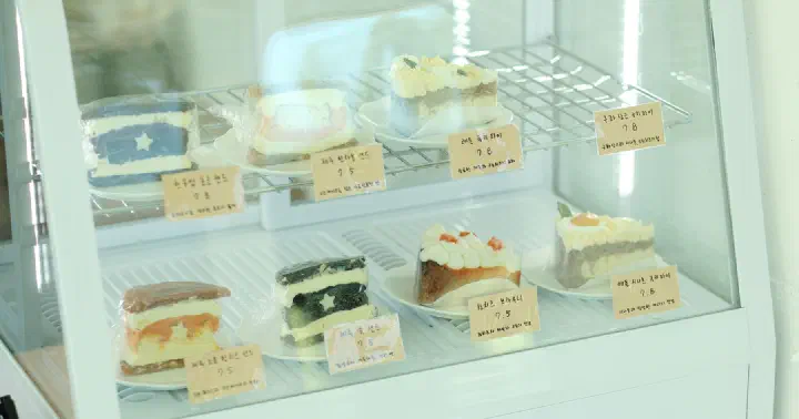 Cookiemeow display case with an assortment of cookie pies and sandwich cookies