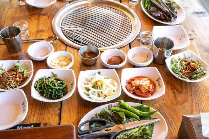 해오름식당 흑돼지 구이 밑반찬 한상차림과 매일 버무리는 겉절이