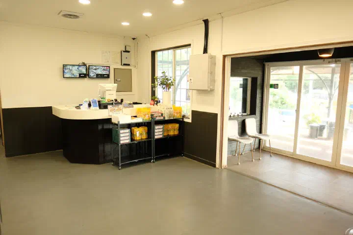 우담 제주중문본점 입구 계산 카운터와 대기 공간