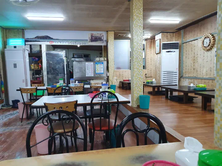 Interior of Mipung Haejangguk with both chair-and-table and floor seating