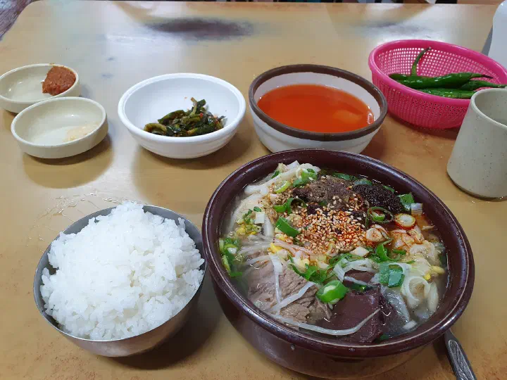 Jeju-style beef sunji haejangguk set with rice, dongchimi, chive salad, and minced garlic at Mipung Haejangguk