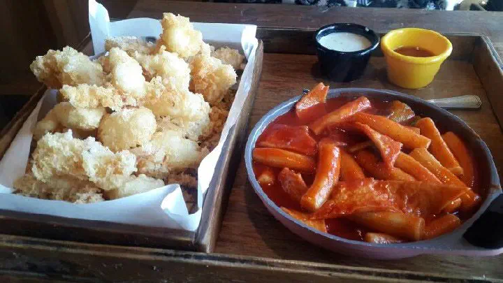평대스낵 한치튀김과 국물 떡볶이 2인 세트 한 상 차림