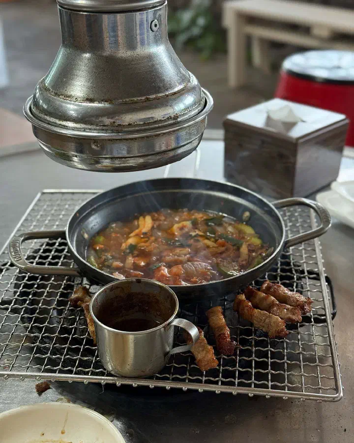참숯에 구워진 흑돼지