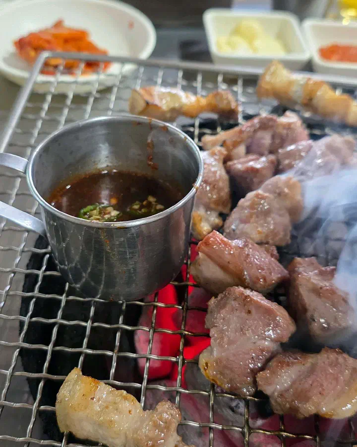 참숯에 굽는 흑돼지 오겹살