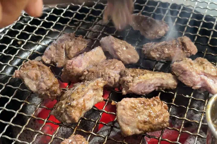 참숯 흑돼지 굽는 모습