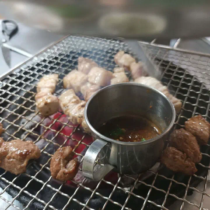 두툼한 흑돼지를 참숯에 올린 모습