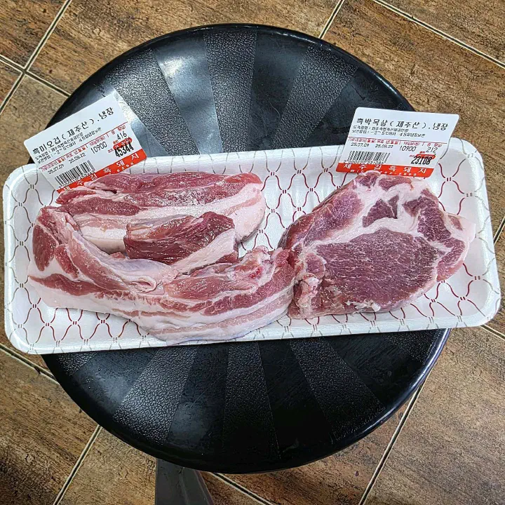 흑돼지 정육식당 가격표 붙은 생고기