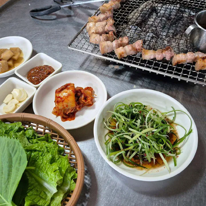 제주길흑돼지 밑반찬 상차림