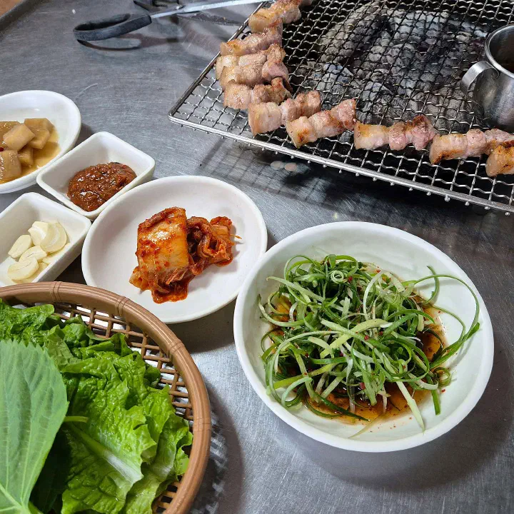 Side dishes at Jejugil Heukdwaeji