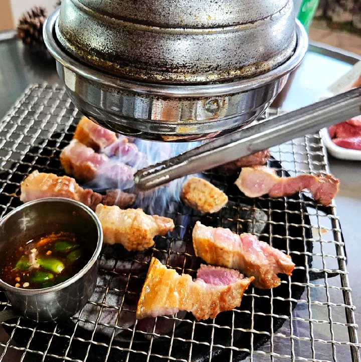 멜젓에 찍어 먹는 제주 흑돼지