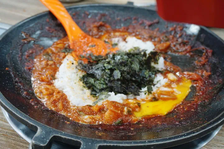 제주 태광식당 남은 양념에 밥과 김가루 계란을 넣어 만드는 볶음밥