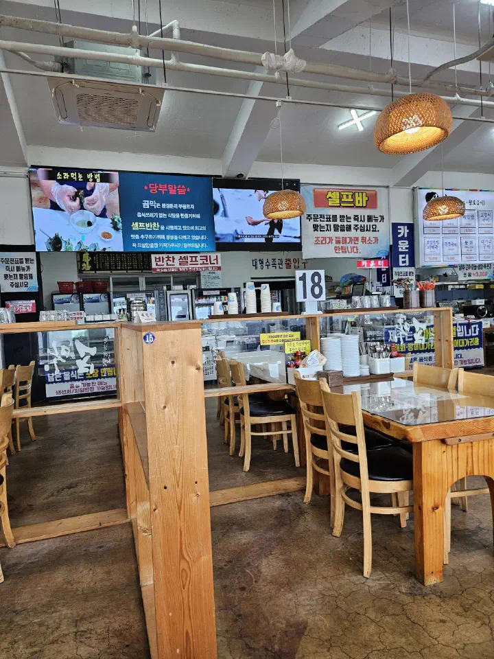 제주 태광식당 내부 입식 테이블과 반찬 셀프바