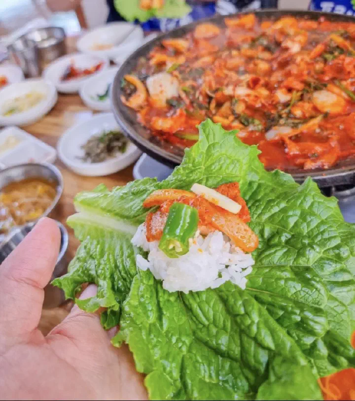 제주 태광식당 한치주물럭을 상추에 밥과 함께 싸 먹는 쌈