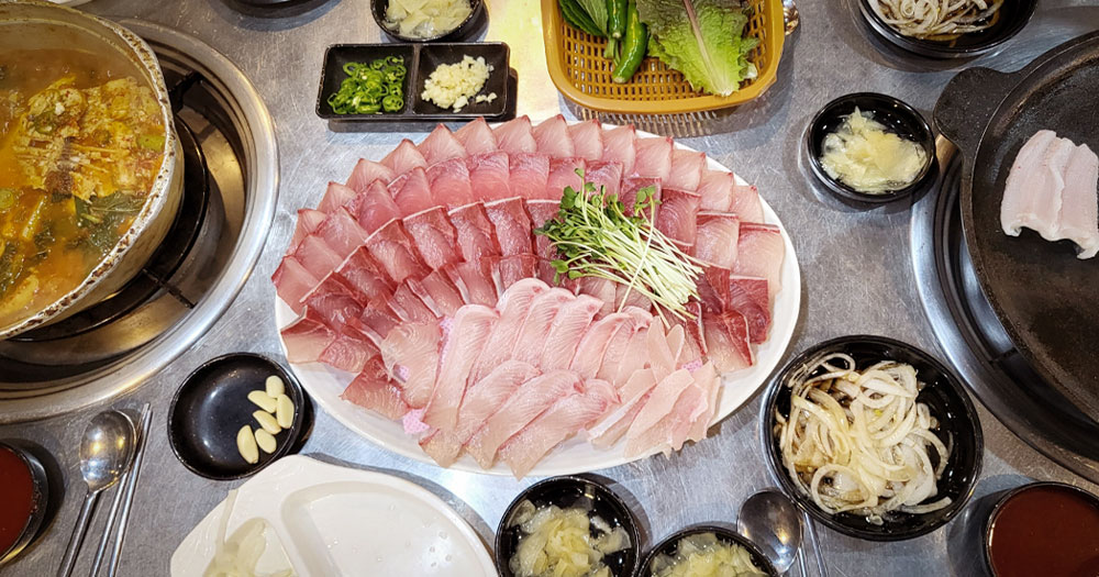 A platter of modeumhoe and spicy maeuntang at Dongbu Hoe Center in Jinhae