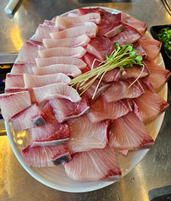 A platter of winter daebangeo (yellowtail) sashimi at Dongbu Hoe Center