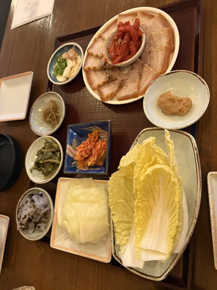 수육과 명태회무침, 다양한 쌈이 함께 나오는 애호락 5합보쌈 상차림