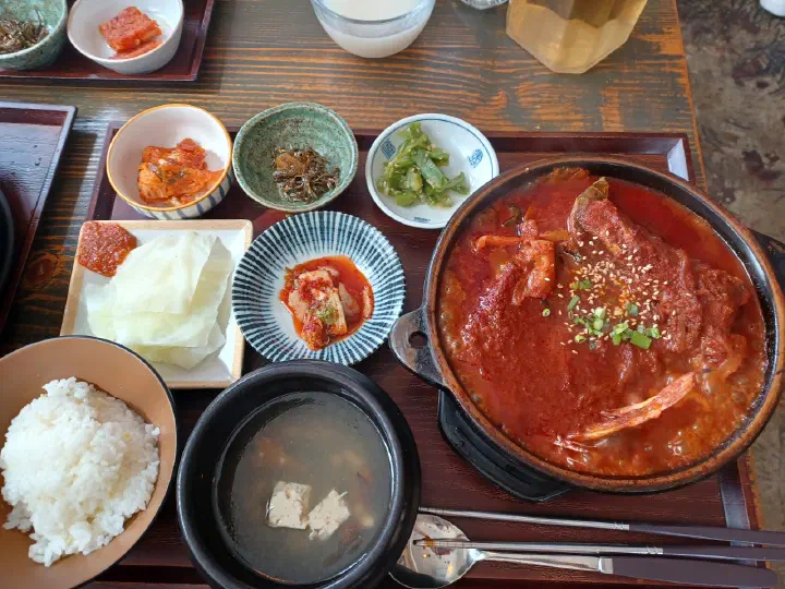 빨간 애호박찌개 뚝배기가 놓인 애호락 점심특선 한상