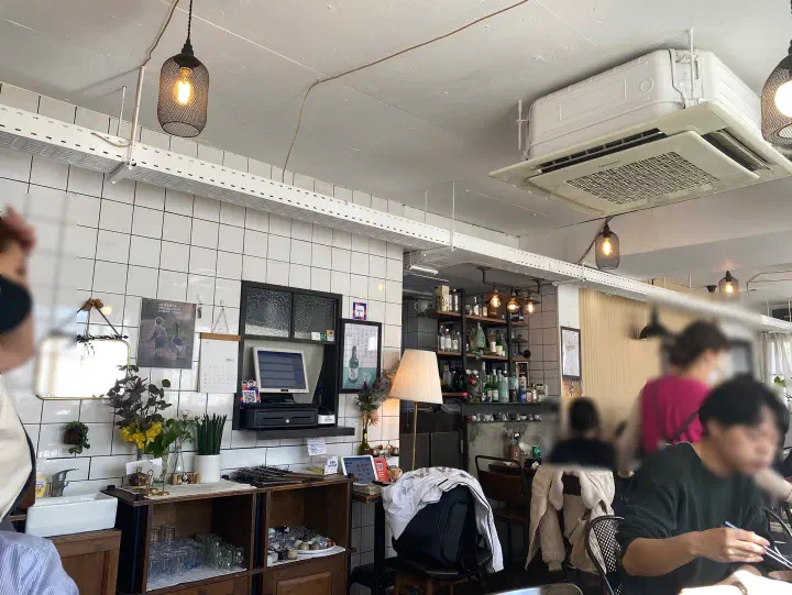 흰 타일 벽과 전통주가 진열된 애호락 내부