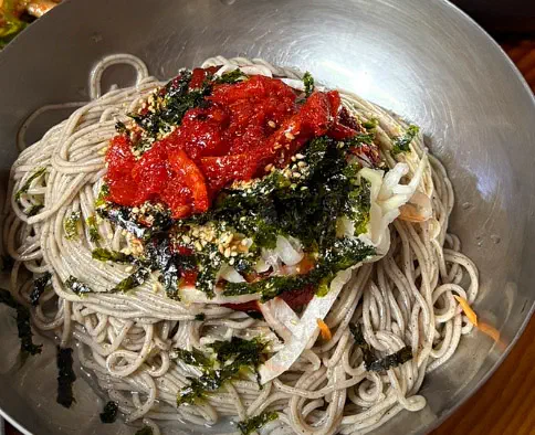작은 그릇에 담긴 비빔국수