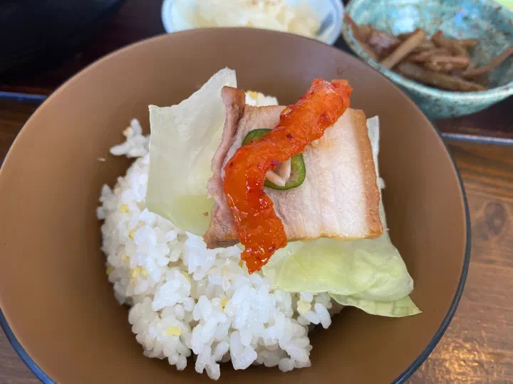 공기밥 위에 수육과 무침을 올린 모습