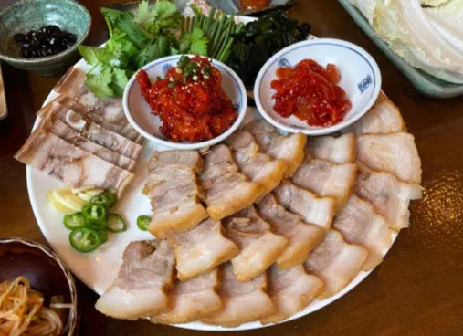 김을 올린 비빔메밀국수