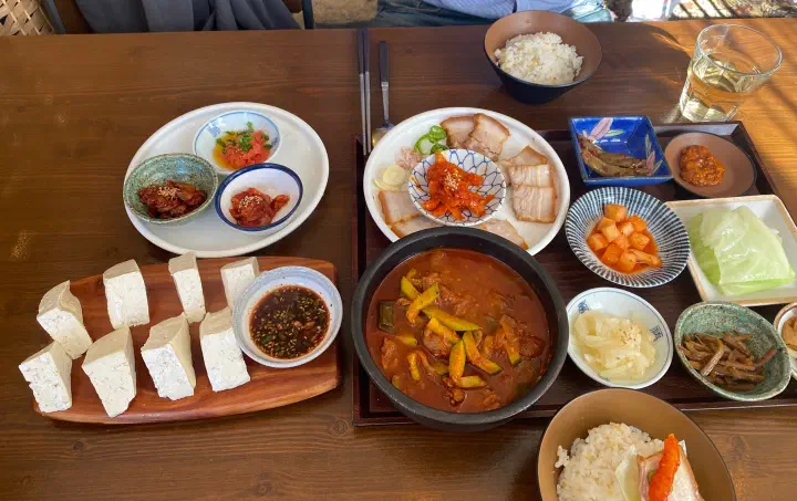 가마솥 생두부와 애호박찌개, 보쌈이 함께 차려진 한 상