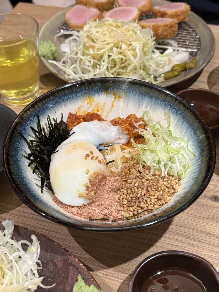 온천란과 김, 다진 고기를 올린 아부라비빔면