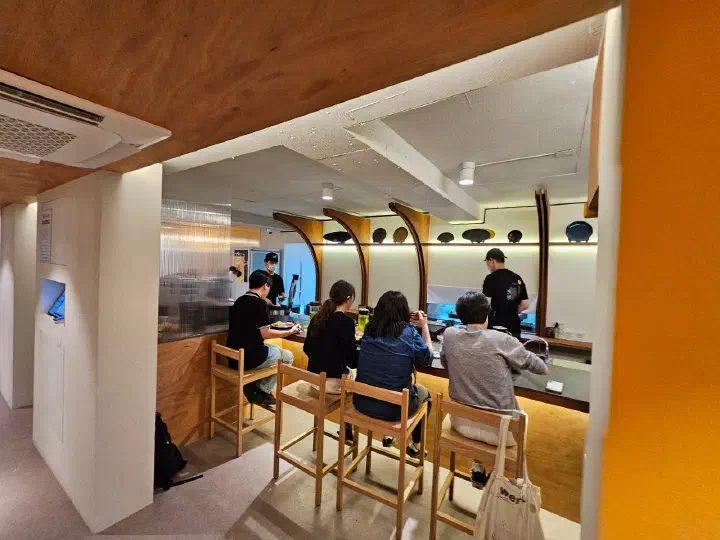 일월카츠 안국점 바 좌석에서 오픈주방을 보며 식사하는 손님들