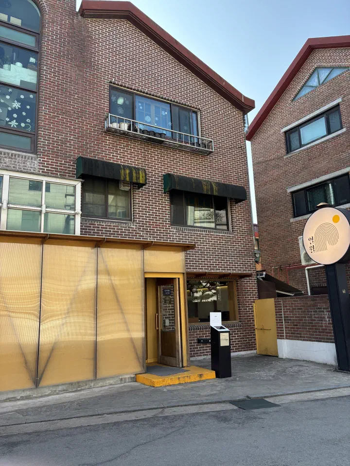 일월카츠 안국점 벽돌 건물 외관과 입구 옆 캐치테이블 키오스크