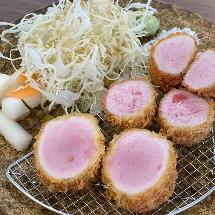 진한 분홍빛이 도는 히레카츠 단면 클로즈업