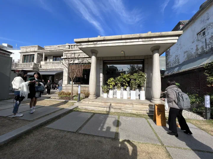 신라제면 안국점 골목 입구와 간판