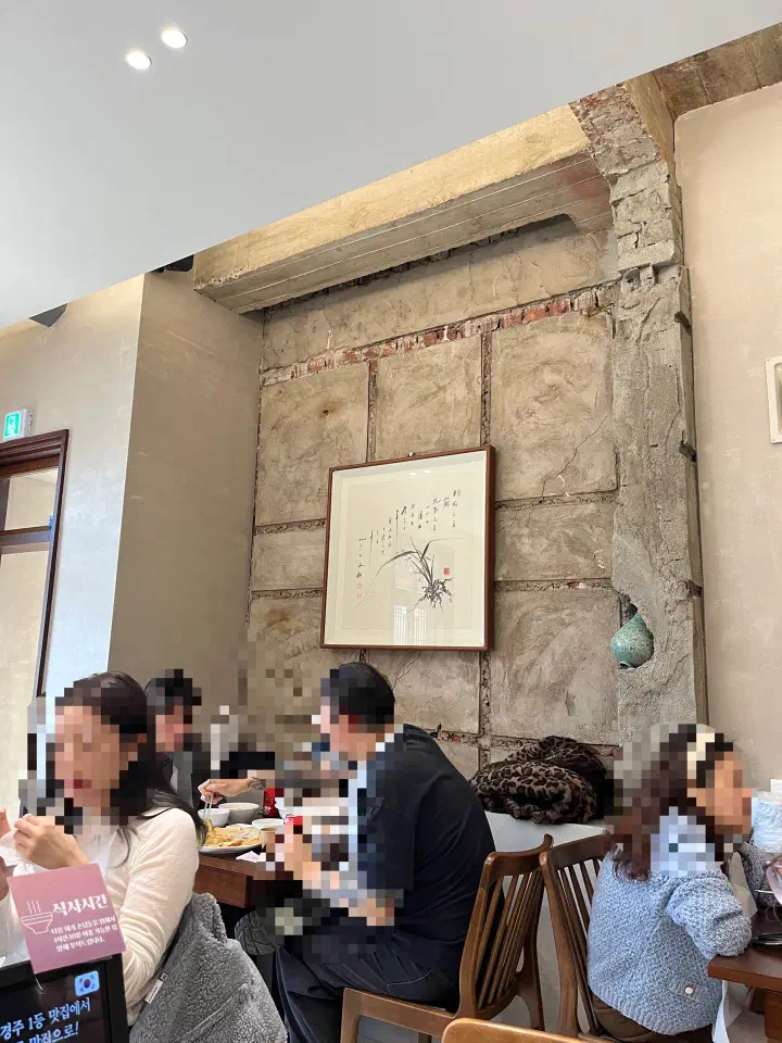 Busy main hall at Shilla Jemyeon Anguk
