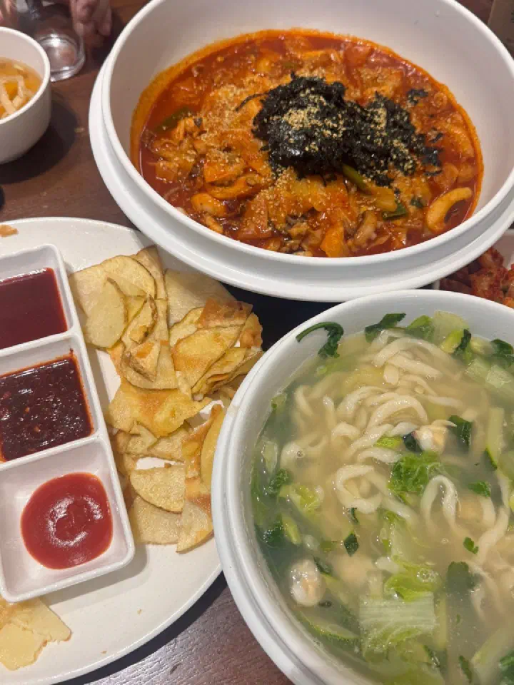 신라제면 안국점 밑반찬과 함께 차려진 칼낙지 한 그릇