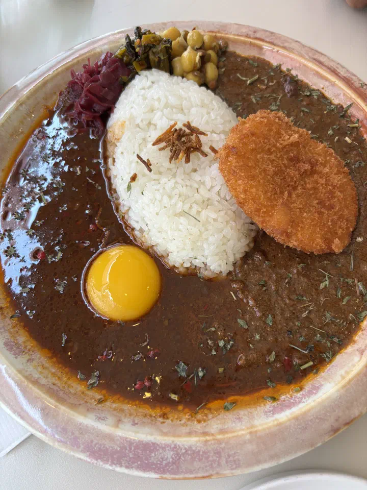 커리컬처클럽 커리라이스에 고로케와 달걀노른자가 올라간 한 접시
