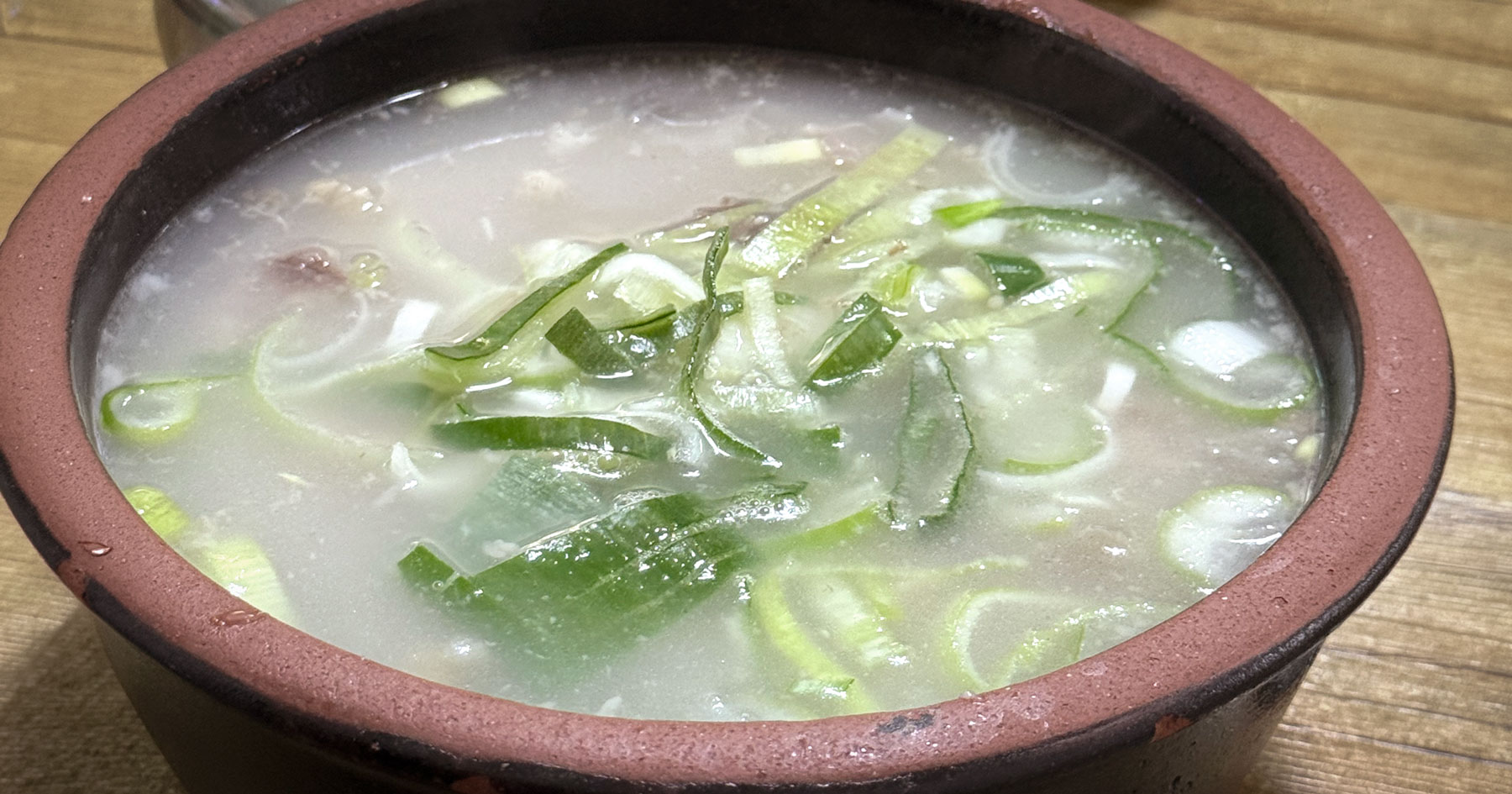 A bowl of clear dogani-tang at Daesungjip