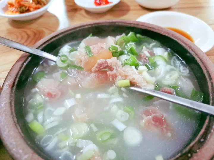 Daesungjip dogani suyuk in an earthenware bowl, ox-knee cartilage and lean brisket in milky broth