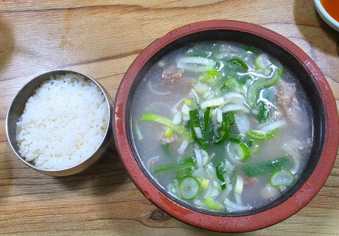 A bowl of Daesungjip dogani-tang served with a bowl of white rice