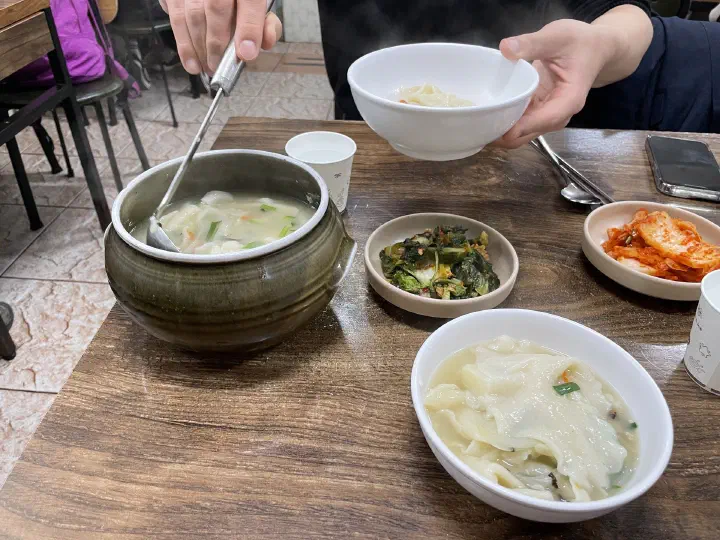 삼청동수제비 항아리에서 개인 그릇에 국자로 덜어 먹는 모습과 열무김치 배추김치