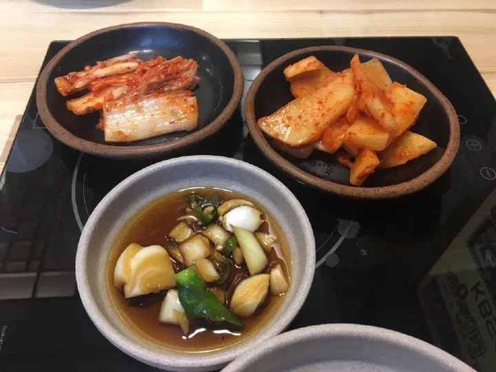 새콤하고 아삭한 진남포면옥 기본 반찬
