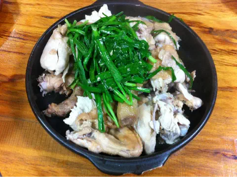 Ibuk-style steamed chicken topped with a mound of chives