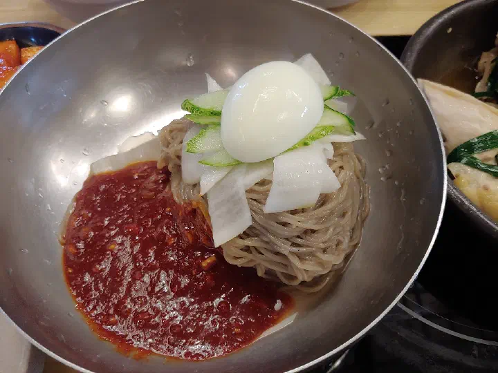 The platter makguksu loaded with vegetables