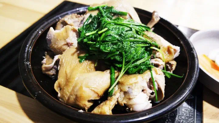 부추를 듬뿍 올린 진남포면옥 찜닭 한 상