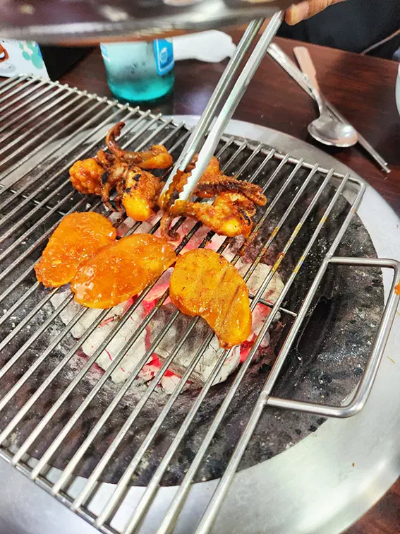 집게로 뒤집어가며 석쇠에 굽는 충무로쭈꾸미불고기 키조개 관자와 주꾸미