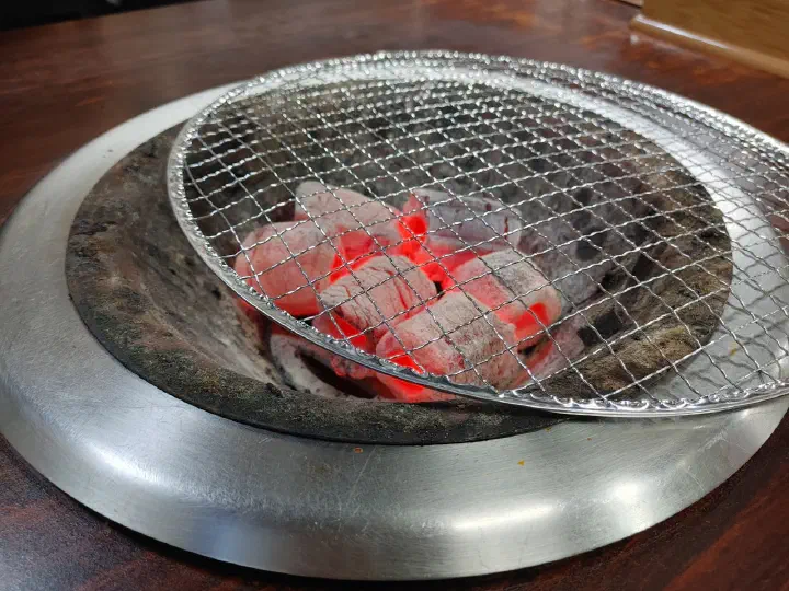 충무로쭈꾸미불고기 벌겋게 달아오른 참숯 화로와 그 위에 올린 석쇠
