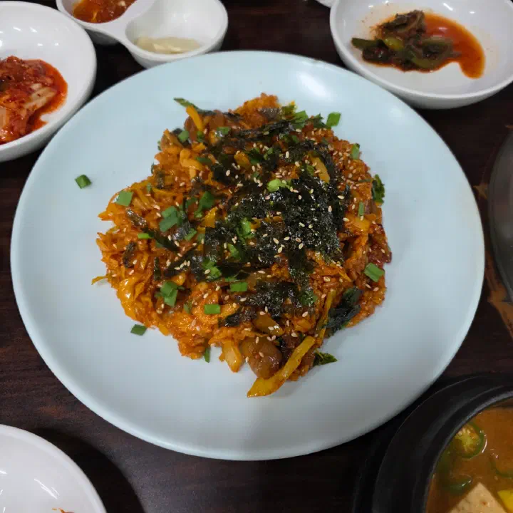 충무로쭈꾸미불고기 주꾸미야채볶음밥과 함께 나오는 뚝배기 된장찌개와 반찬
