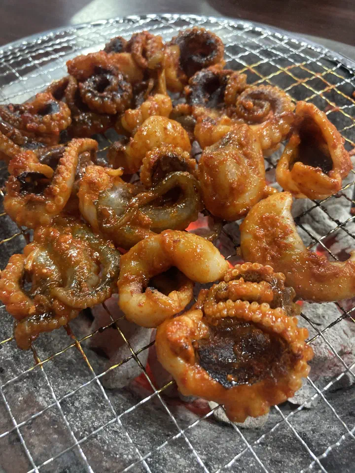 충무로쭈꾸미불고기 석쇠 가득 올려 숯불에 굽는 양념 주꾸미