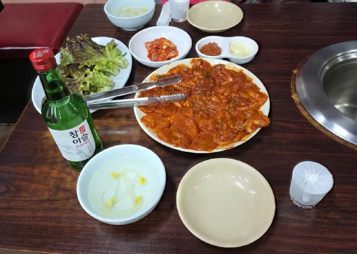 충무로쭈꾸미불고기 양념 주꾸미 한 접시와 소주를 곁들인 낮술 상차림