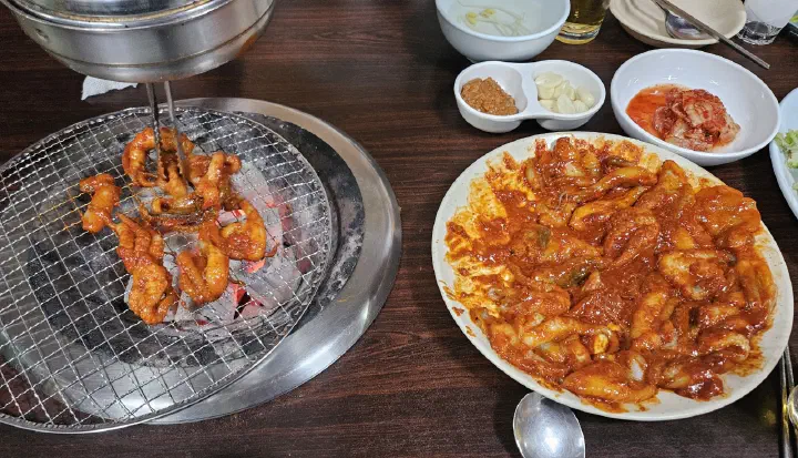 충무로쭈꾸미불고기 모듬 한 접시와 석쇠에 올리기 시작한 양념 주꾸미
