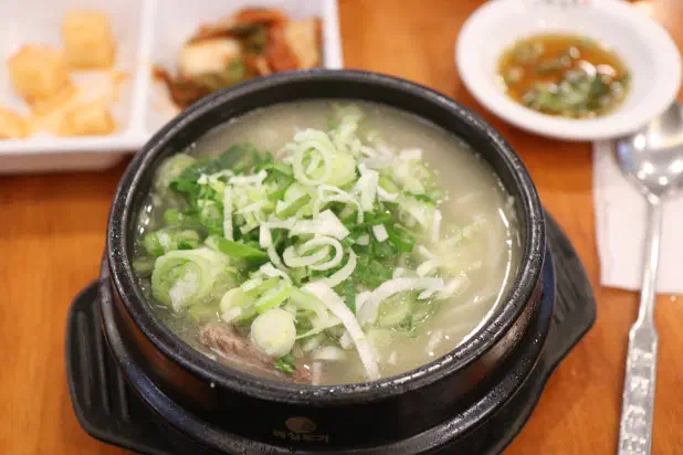 대파를 듬뿍 올린 마포옥 한우 설렁탕 뚝배기