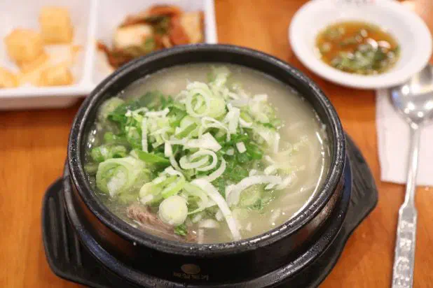 대파를 듬뿍 올린 마포옥 한우 설렁탕 뚝배기